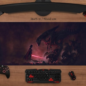 Könnte beinhalten: Großes rechteckiges Gaming-Mauspad, 90x40 cm, mit einer dunklen Fantasy-Szene mit Darth Vader und einem Wesen. Das Pad ist von einer Tastatur, Maus, Controller und Headset umgeben.