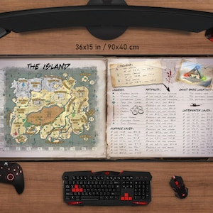 Può includere: Un tappetino per mouse da gioco con un design a mappa, misura 90x40 cm. Il tappetino presenta una mappa dettagliata con la scritta "THE ISLAND" con note scritte a mano, un controller di gioco, tastiera e mouse. Progettato per i giocatori.