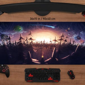Pode incluir: Um grande tapete de rato retangular para jogos com um design de paisagem de fantasia. O tapete mede 90x40 cm e apresenta uma cena de pôr do sol com árvores silhuetadas e elementos celestes. Um teclado, um rato e um controlador são visíveis.
