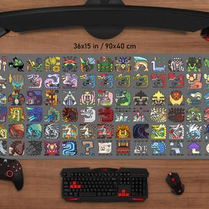 Può includere: Un tappetino per mouse rettangolare grigio con icone colorate di personaggi di gioco. Il tappetino misura 90x40 cm. Una tastiera, un mouse e un controller neri sono su una superficie di legno. È visibile anche una cuffia.