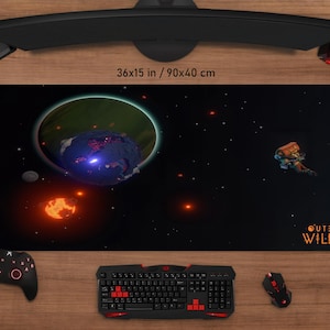 Pode incluir: Tapete de rato para jogos preto com um design espacial, apresentando um planeta, estrelas e uma nave espacial. O tapete mede 90x40 cm. O texto "OUTER WILDS" é visível.