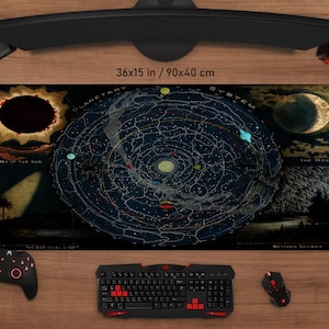 Op de afbeelding: Een grote rechthoekige bureaumat met een gedetailleerde illustratie van het planetenstelsel, met de zon en de maan afgebeeld. De mat meet 90x40 cm. Een zwart toetsenbord, muis en controller zijn zichtbaar.