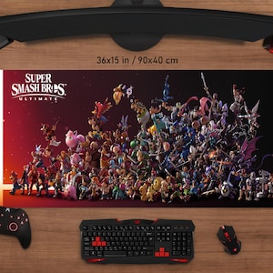 Könnte beinhalten: Ein großes rechteckiges Mauspad mit einer Grafik von "Super Smash Bros. Ultimate". Das Pad, mit den Maßen 90x40 cm, zeigt zahlreiche Charaktere vor einem rot-schwarzen Farbverlauf. Eine schwarze Tastatur, Maus und Controller sind ebenfalls zu sehen.