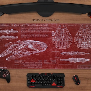 Könnte beinhalten: Eine rote und weiße Skizze des Corellian YT-1300 Light Freighter (Modifiziert) auf einer Schreibtischunterlage, 90x40 cm. Umgeben von schwarzer Tastatur, Maus, Controller und Headset.