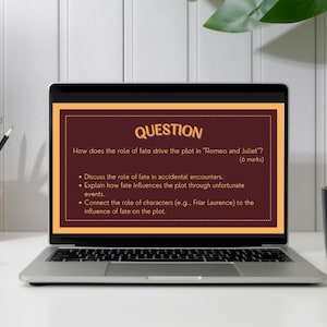 Könnte beinhalten: Ein Laptop zeigt eine Präsentationsfolie mit der Überschrift „FRAGE“ und der Frage: „Wie beeinflusst die Rolle des Schicksals die Handlung in 'Romeo und Julia'?“ Ein Bleistifthalter aus Holz, Bleistifte, eine schwarze Tasse und Notizbücher sind ebenfalls zu sehen.