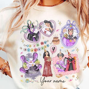 Op de afbeelding: Cr&egrave;mekleurig T-shirt met kleurrijke illustraties van Disney-schurken, een verjaardagstaart en de tekst "It's my birthday". Het ontwerp bevat de tekst "Your name" en het nummer "4".