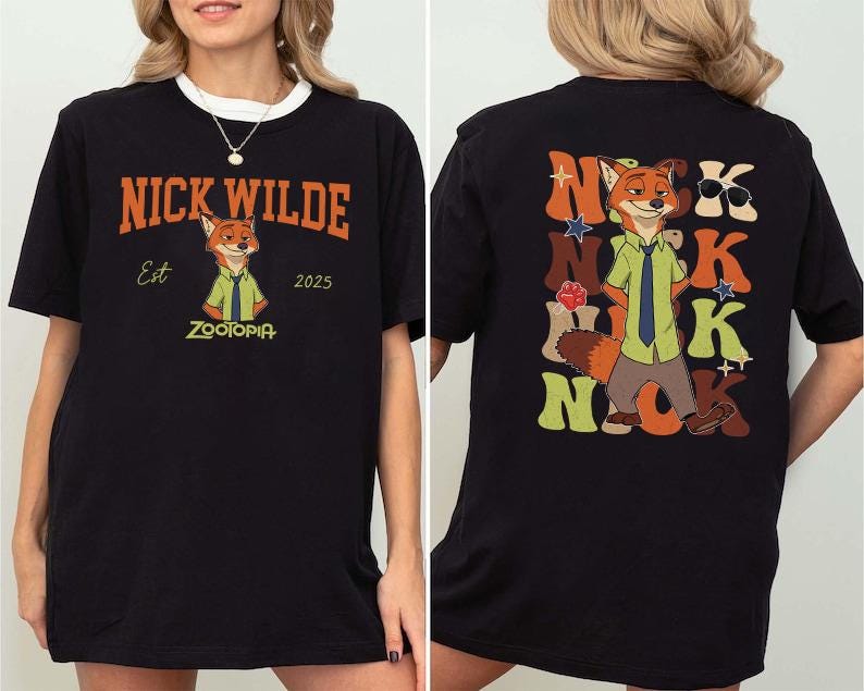 Peut inclure: T-shirt noir avec un motif de Nick Wilde de Zootopie. Le devant affiche le texte "Nick Wilde" en orange, l'illustration du personnage et "Est 2025 Zootopia". Le dos pr&eacute;sente un motif plus grand de Nick Wilde avec le mot "Nick" en plusieurs couleurs.