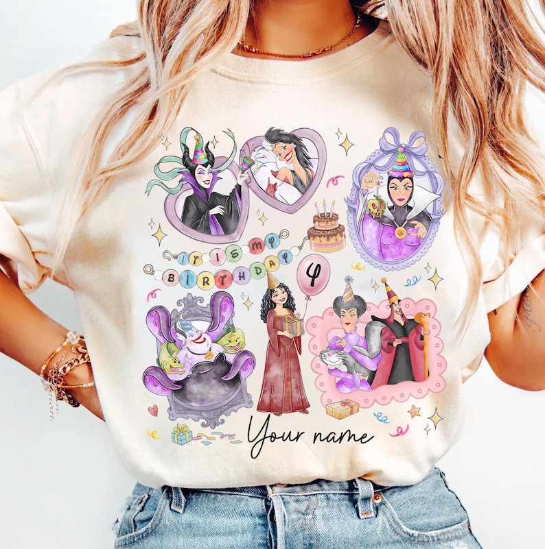 Op de afbeelding: Cr&egrave;mekleurig T-shirt met kleurrijke illustraties van Disney-schurken, een verjaardagstaart en de tekst "It's my birthday". Het ontwerp bevat de tekst "Your name" en het nummer "4".