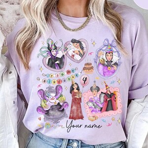 Op de afbeelding: Een lichtpaarse sweatshirt met illustraties van stripfiguren. Het ontwerp bevat de tekst "It's my birthday" en "Your name". Het nummer "4" is ook zichtbaar.