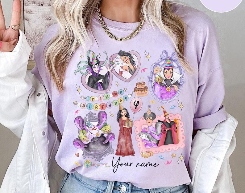 Op de afbeelding: Een lichtpaarse sweatshirt met illustraties van stripfiguren. Het ontwerp bevat de tekst "It's my birthday" en "Your name". Het nummer "4" is ook zichtbaar.