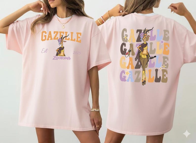 Peut inclure: T-shirt rose clair avec un personnage de gazelle de Zootopia. Le devant affiche "GAZELLE" en orange, l'illustration du personnage et "Est 2023". Le dos r&eacute;p&egrave;te "GAZELLE" avec le personnage et un microphone.