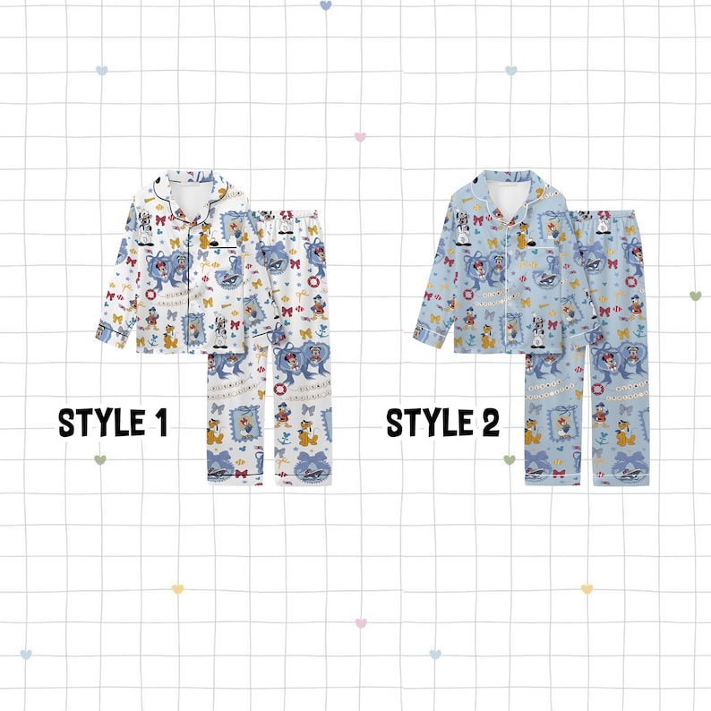 Puede incluir: Dos conjuntos de pijama, etiquetados como "Estilo 1" y "Estilo 2". El estilo 1 presenta un fondo blanco con personajes de dibujos animados coloridos. El estilo 2 tiene un fondo azul claro con personajes de dibujos animados similares. Ambos conjuntos incluyen una camisa abotonada y pantalones a juego.