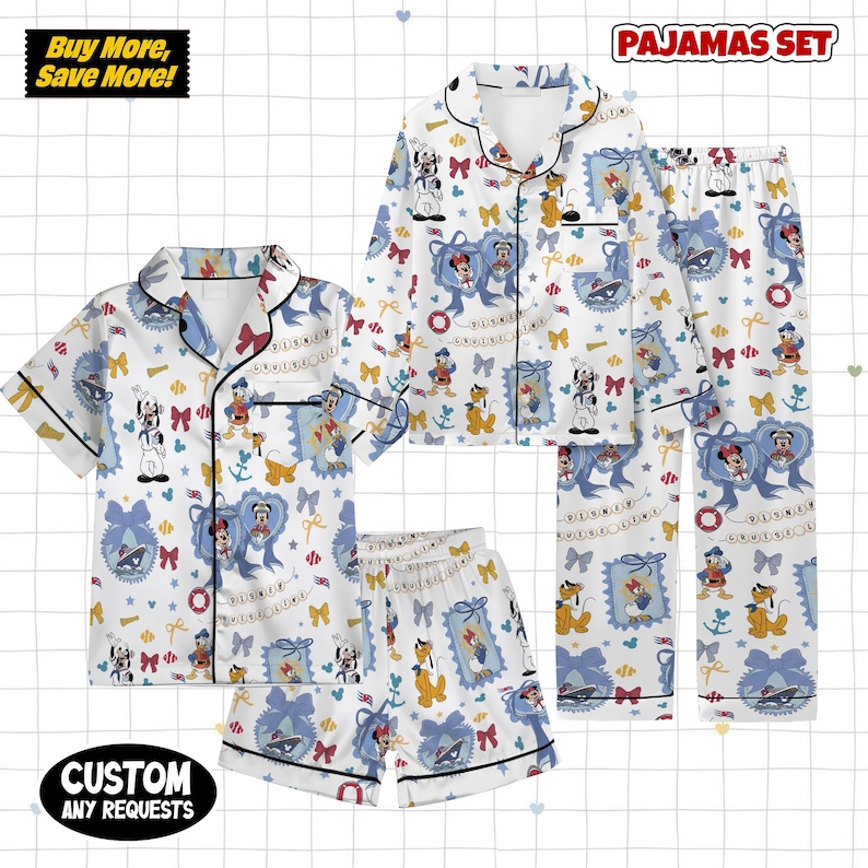Puede incluir: Conjuntos de pijama blancos con estampados de personajes de dibujos animados. Los conjuntos incluyen tops de manga corta y larga, pantalones cortos y pantalones. Cada pieza presenta un patr&oacute;n repetido de personajes, lazos y elementos n&aacute;uticos. El texto "Buy More, Save More!" y "Custom Any Requests" son visibles.
