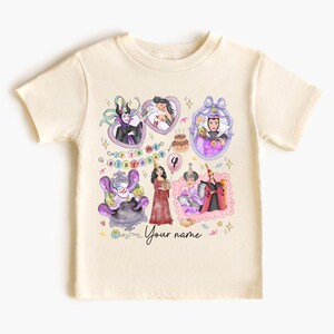 Op de afbeelding: Cr&egrave;me-kleurig T-shirt met korte mouwen met kleurrijke illustraties van Disney-schurken, een verjaardagstaart en de tekst "Your name". Het ontwerp bevat de tekst "It's my birthday" en een ballon met nummer 4.