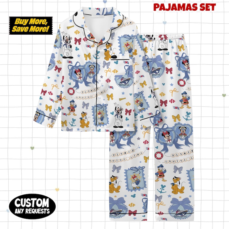 Puede incluir: Conjunto de pijama blanco con una camisa con botones y pantalones a juego. El conjunto presenta un patr&oacute;n repetido de personajes de Disney, lazos y elementos n&aacute;uticos en azul, rojo y amarillo. Las palabras "PAJAMAS SET" est&aacute;n impresas en la parte superior.