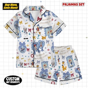 Puede incluir: Conjunto de pijama blanco con tem&aacute;tica de Disney Cruise Line. La camisa de manga corta y los pantalones cortos presentan personajes de dibujos animados, lazos y elementos n&aacute;uticos. El conjunto incluye el texto "PAJAMAS SET", "Buy More, Save More!" y "CUSTOM ANY REQUESTS".