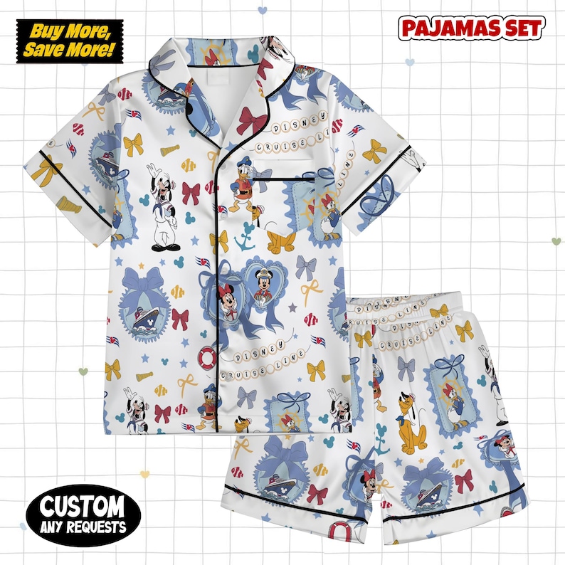 Puede incluir: Conjunto de pijama blanco con tem&aacute;tica de Disney Cruise Line. La camisa de manga corta y los pantalones cortos presentan personajes de dibujos animados, lazos y elementos n&aacute;uticos. El conjunto incluye el texto "PAJAMAS SET", "Buy More, Save More!" y "CUSTOM ANY REQUESTS".