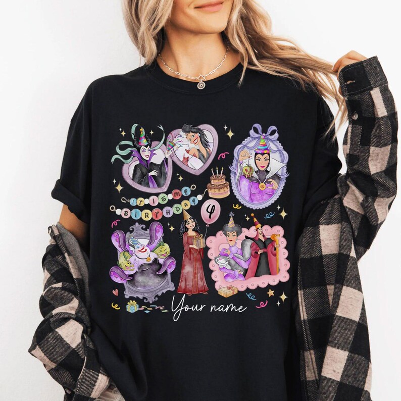 Op de afbeelding: Zwart T-shirt met kleurrijke illustraties van stripfiguren in kaders, met de tekst "It's my birthday" en het nummer "4". Het shirt bevat ook de tekst "Your name".