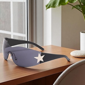Aesthetic Fashion Punk Y2K Sunglasses, Trendy Wrap Around UV400 Glasses with Star Decoration, Stylish Unisex Eyewear, Perfect Gift Idea