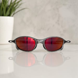 Lunettes de soleil en métal pour homme, verres rouge rubis et monture grise et noire, style rétro, idéales pour les festivals d'été, un cadeau tendance pour lui. image 7