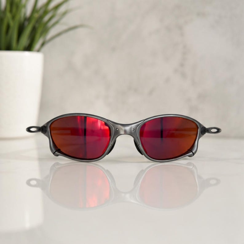 Lunettes de soleil en métal pour homme, verres rouge rubis et monture grise et noire, style rétro, idéales pour les festivals d'été, un cadeau tendance pour lui. image 7