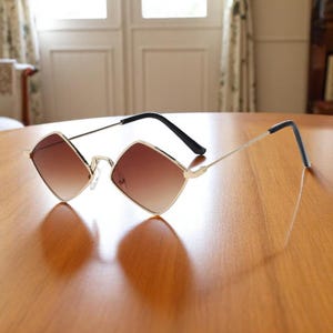 Occhiali da sole unisex a forma di diamante, eleganti occhiali in stile punk con montatura in metallo, accessori per festival, occhiali alla moda per rave wear, regalo per lei