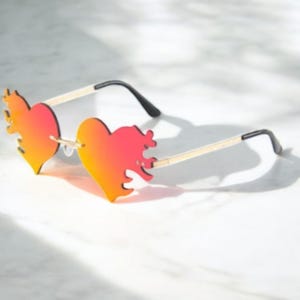 Smart Fire Shade Randlose Sonnenbrille für Frauen, Funky Flame Herz Sonnenbrille, Festival Zubehör, Summer Rave Sonnenbrille, Geschenk für Sie