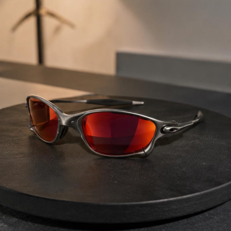 Lunettes de soleil en métal pour homme, verres rouge rubis et monture grise et noire, style rétro, idéales pour les festivals d'été, un cadeau tendance pour lui. image 9