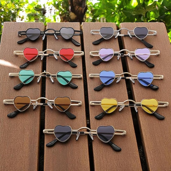 Occhiali da sole a forma di cuore senza montatura con