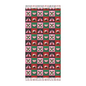 以下が含まれることがあります： 赤、黒、緑の正方形のチェック柄の背景に、てんとう虫、花、スイカのスライスが繰り返される模様の長方形のビーチタオル。 タオルには、赤と白のタッセルが付いたフリンジボーダーが付いています。
