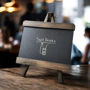 Mini quadro negro para balcões de bar, decoração de mesa e mensagens pintadas à mão. Placa de quadro negro de madeira para notas e exibição.