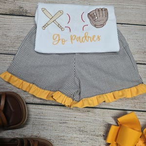 Può includere: Un cartello in legno rustico con la scritta "Welcome to our home" in lettere bianche. Il cartello presenta una finitura invecchiata e un design semplice e accogliente, perfetto per un portico o un ingresso.