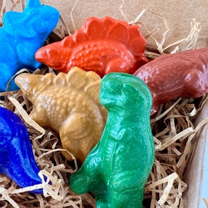 dinosaur crayons set of six dinosaur soy crayons in a box with organic paper shred with colors green orange yellow purple turquoise red