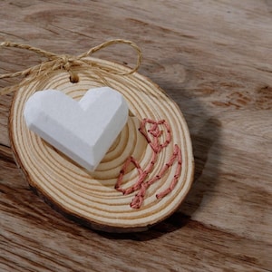 Bomboniera/Segnaposto Cuore 3D su legno con ricamo fatto a mano