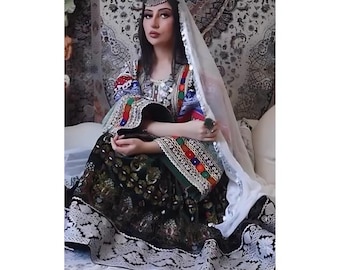 Afghanisches Samtkleid mit Kuchi Cherma Stickerei und Münzbesatz