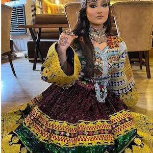 Raffinato abito afgano Zari Bakhmal con monete sul petto, ricamo Cherma e pettorale Balochi - Eleganza artigianale