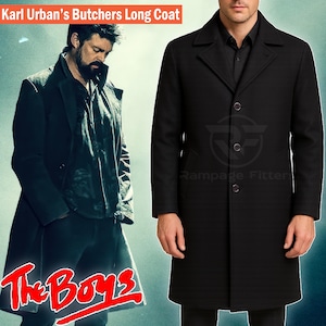 Può includere: Cappotto lungo nero con chiusura a tre bottoni e colletto a revers. Il cappotto è esposto su un modello. Il testo "Karl Urban's Butchers Long Coat" è in alto. Il logo "The Boys" è in basso.