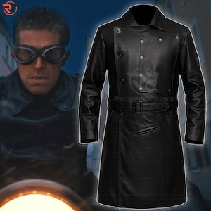 Könnte beinhalten: Schwarzer Ledertrenchcoat mit Gürtel in der Taille und Knopfleiste vorne. Der Mantel hat einen Reverskragen und eine Pattentasche. Der Mantel ist ein langer, klassischer Stil.