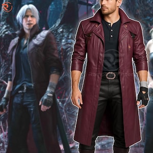 Op de afbeelding: Een bordeauxrode leren trenchcoat met een gewatteerd schouderontwerp en een brede kraag. De jas heeft een dubbele rij sluiting, een riem en een lange lengte. Het model draagt een zwarte broek en een zwart overhemd.