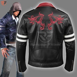 Könnte beinhalten: Schwarze Lederjacke mit rotem Drachendesign auf dem Rücken. Mit rotem Kragen, weißen Streifen auf den Ärmeln und dem Text "Rampage Fitters". Eine stilvolle Bikerjacke.