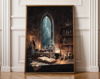 Può includere: Una stampa d'arte incorniciata che raffigura un oscuro studio gotico con una grande finestra ad arco che mostra un temporale. La scena presenta un libro aperto, numerose bottiglie da speziale in vetro, una sfera di cristallo e un uccello nero.