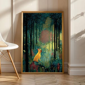 Könnte beinhalten: Ein gerahmter vertikaler Wandkunstdruck, der einen goldgelben Hund zeigt, der in einem dunklen, dichten Wald sitzt, gefüllt mit leuchtend gelben Glühwürmchen, hohen schwarzen Baumstämmen und buntem Laub in Grün-, Rosa- und tiefen Blautönen.