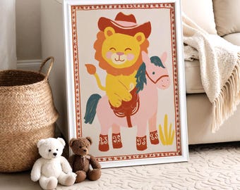 Puede incluir: Una lámina de arte mural enmarcada que muestra un león amarillo con sombrero y botas de vaquero rojas, montado sobre un caballo rosa con crin y cola azules. La ilustración tiene un fondo claro con un borde decorativo rojo con estrellas.