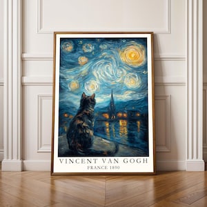 Op de afbeelding: Ingelijste kunstdruk met een kat die kijkt naar een sterrennacht in de stijl van Vincent van Gogh. Het kunstwerk heeft een donkerblauw en geel kleurenpalet, met de tekst "VINCENT VAN GOGH FRANCE 1890" onderaan.