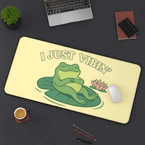 Cute Frog Desk Mat, I Just Vibin Frog Mouse Pad, Funny Cottagecore Gaming Mousepad, Pastel Aesthetic Office Decor, Nature Gift Idea
