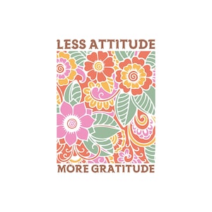 Puede incluir: Un dise&ntilde;o rectangular con un estampado floral en tonos rosa, naranja, amarillo y verde. Las palabras "LESS ATTITUDE" y "MORE GRATITUDE" est&aacute;n impresas en marr&oacute;n en la parte superior e inferior del dise&ntilde;o.