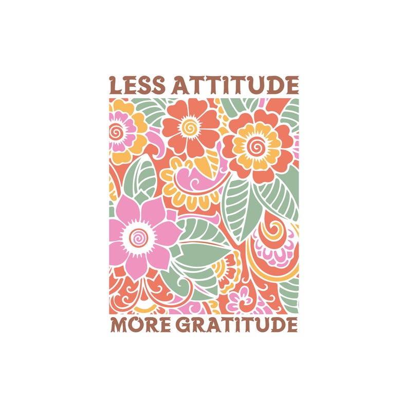 Puede incluir: Un dise&ntilde;o rectangular con un estampado floral en tonos rosa, naranja, amarillo y verde. Las palabras "LESS ATTITUDE" y "MORE GRATITUDE" est&aacute;n impresas en marr&oacute;n en la parte superior e inferior del dise&ntilde;o.