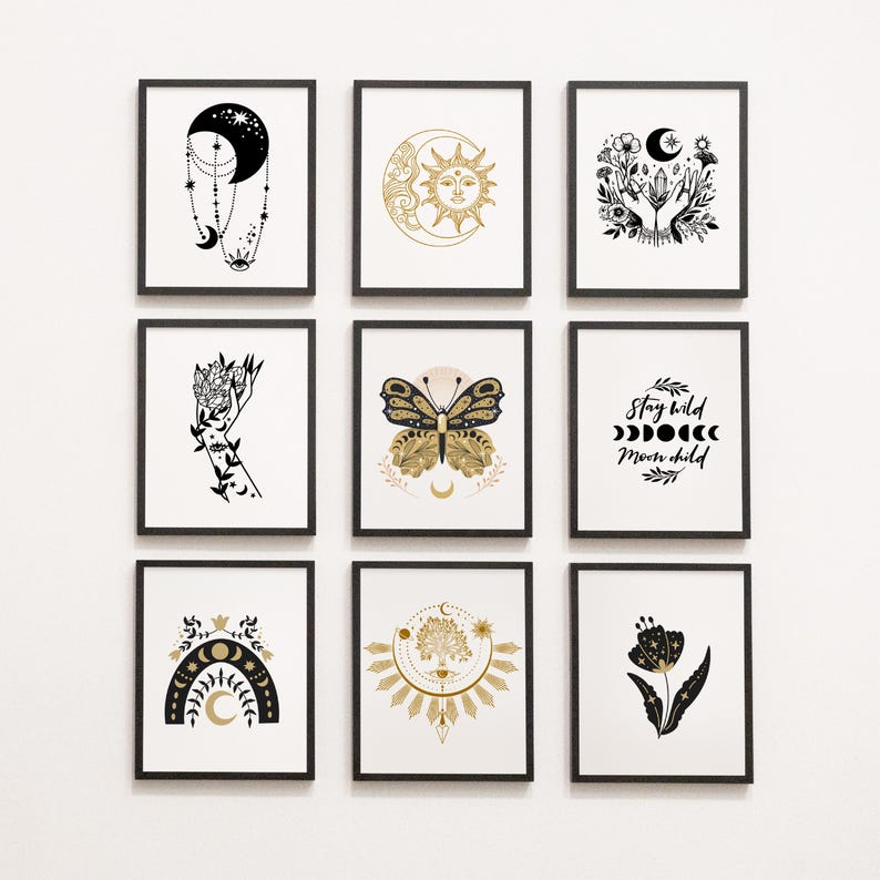 Op de afbeelding: Negen ingelijste kunstdrukken met hemelse en botanische ontwerpen. De prints bevatten zwart-gouden illustraties van manen, zonnen, handen, vlinders en bloemelementen. E&eacute;n print bevat de tekst "Stay Wild Moon Child".
