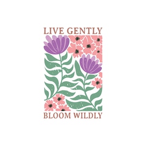Puede incluir: Ilustraci&oacute;n floral con los textos "LIVE GENTLY" y "BLOOM WILDLY". El dise&ntilde;o presenta flores moradas y rosas con hojas verdes sobre un fondo blanco. El estilo recuerda a una impresi&oacute;n vintage.