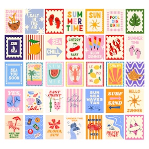 Könnte beinhalten: Eine Sammlung von zweiundvierzig rechteckigen Aufklebern mit sommerlichen Illustrationen und Texten. Die Designs umfassen Flip-Flops, tropische Früchte, Meerestiere, Sonnen und Strandmotive in einer lebendigen Farbpalette mit Mustern.